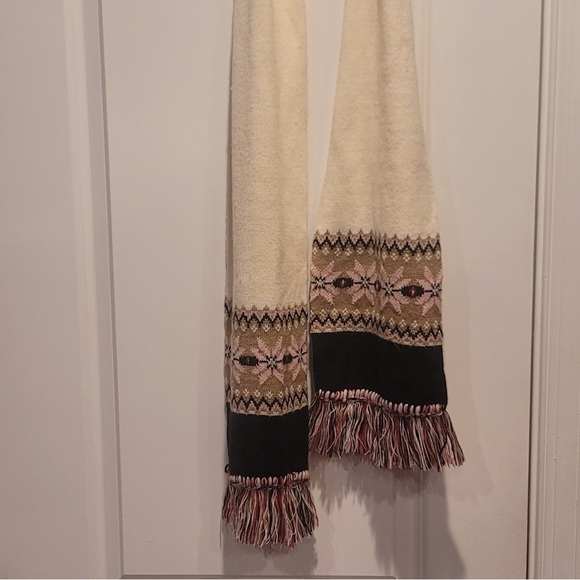 Chic Patterned Scarf with Fringe - Picture 7 of 7